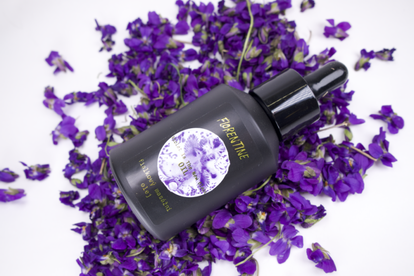 VIOLET IS THE NEW BLACK (fialkový olej na tělo)