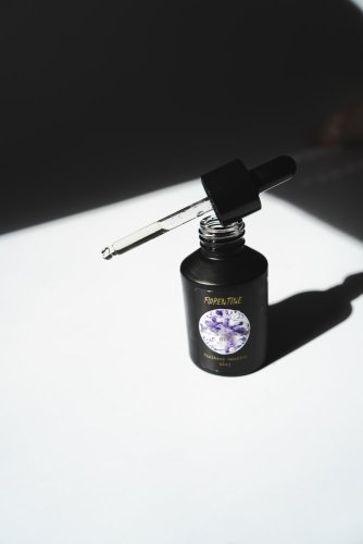 VIOLET IS THE NEW BLACK (fialkový olej na tělo)