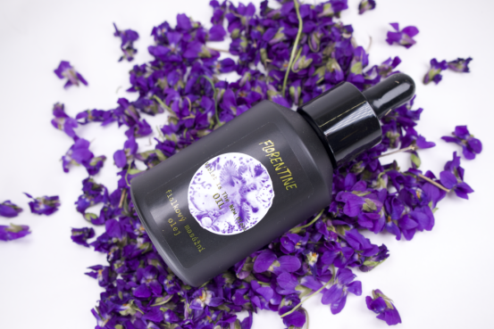 VIOLET IS THE NEW BLACK (fialkový olej na tělo)