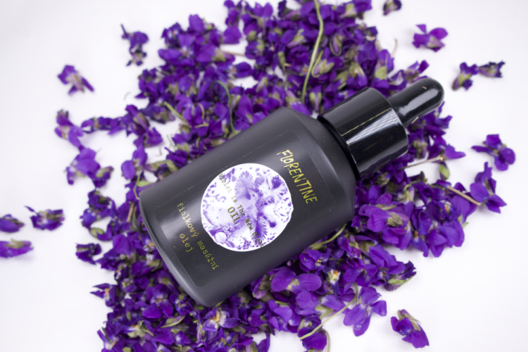 VIOLET IS THE NEW BLACK (fialkový olej na tělo)