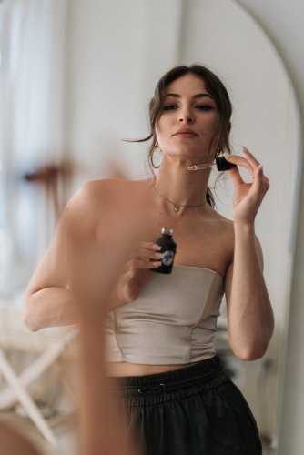 VIOLET IS THE NEW BLACK (fialkový olej na tělo)