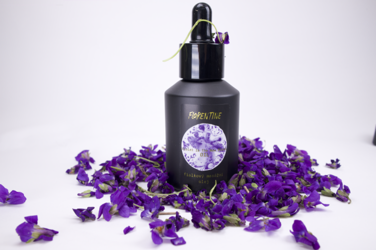 VIOLET IS THE NEW BLACK (fialkový olej na tělo)