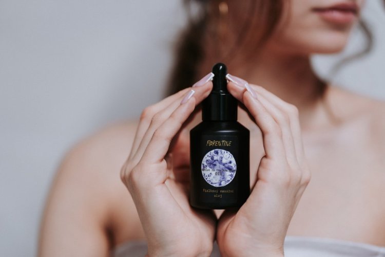 VIOLET IS THE NEW BLACK (fialkový olej na tělo)