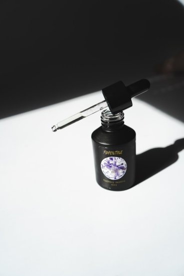 VIOLET IS THE NEW BLACK (fialkový olej na tělo)